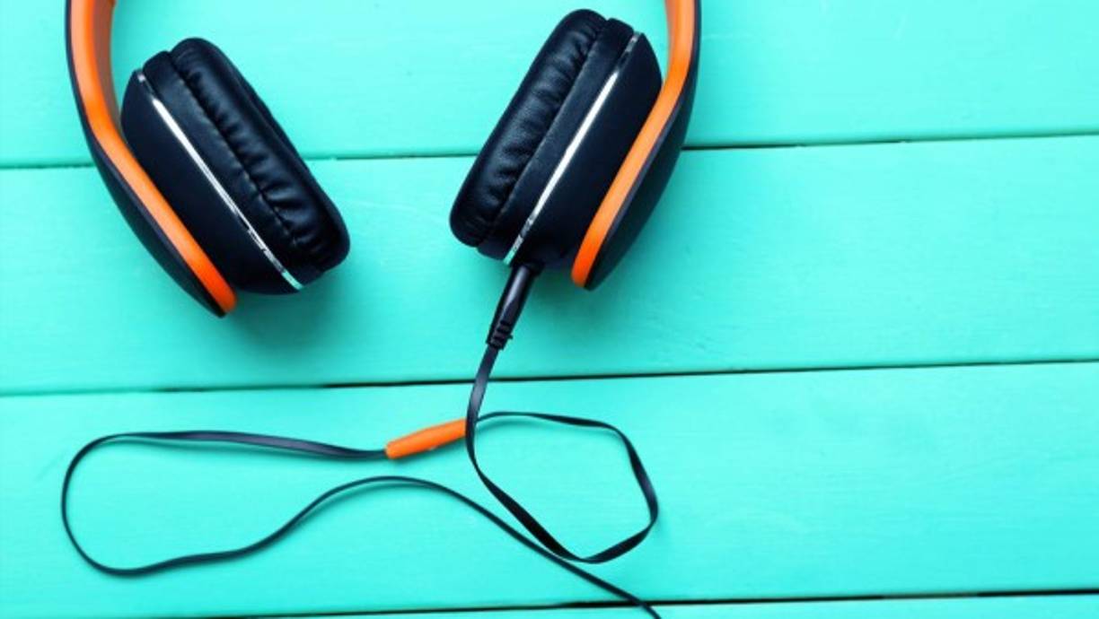 LOS AURICULARES CON CABLE<br/>Su larga historia data desde que se inventó el conector de 3.5 mm en 1878 y aunque los han reducido de tamaño y han tratado de remplazarlos con dispositivos inalámbricos, los audífonos con cable son más populares que nunca.