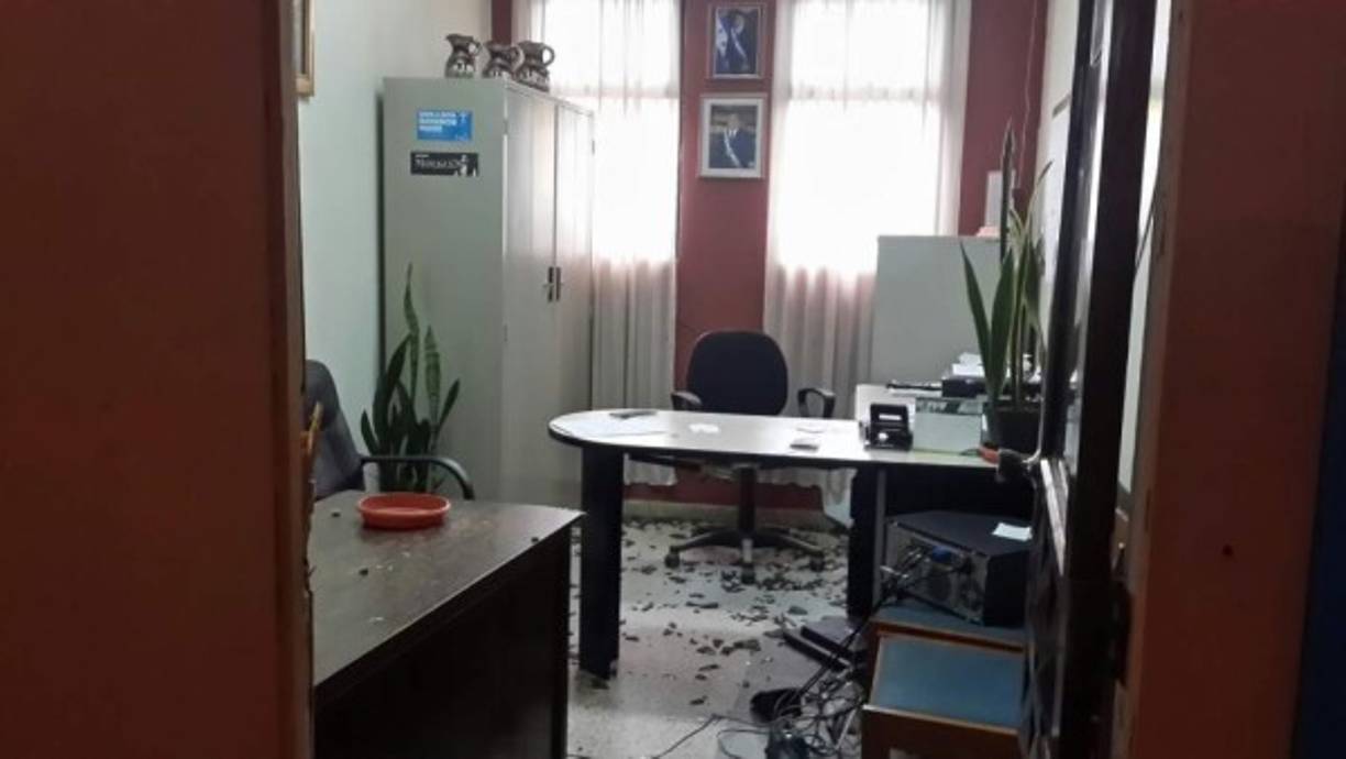 El mobiliario de las oficinas en su mayoría quedaron dañados.