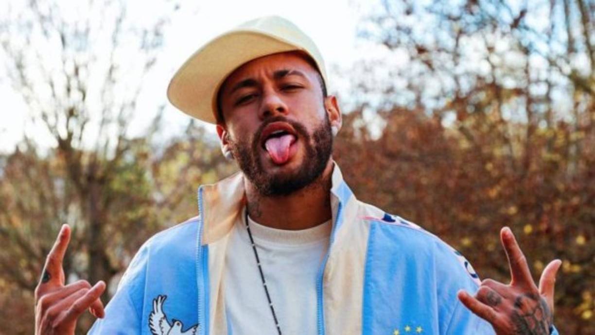 Neymar Junior lleva siendo días protagonista por una supuesta fiesta de Nochevieja que estaba preparando en Brasil por todo lo alto. Según publicaron los medios locales, el delantero del PSG tenía previsto celebrar el fin de año con una celebración con 500 invitados, entre las que estarían modelos de renombre.