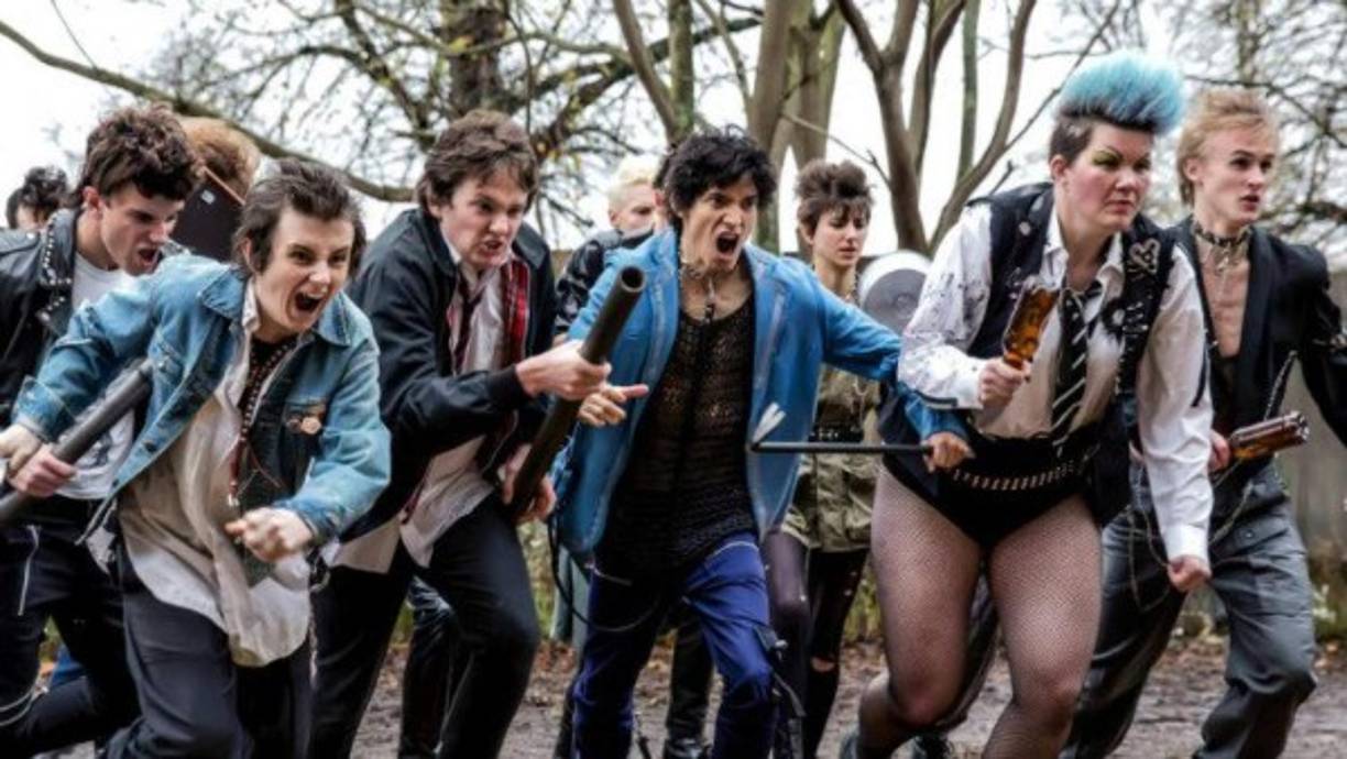 Película. Cómo enamorar a una chica punk. Tras un encuentro con una secta alienígena, un adolescente punk se enamora de una chica rebelde de otra galaxia desesperada por saber qué es ser humano. Se estrena el 1 de amrzo.