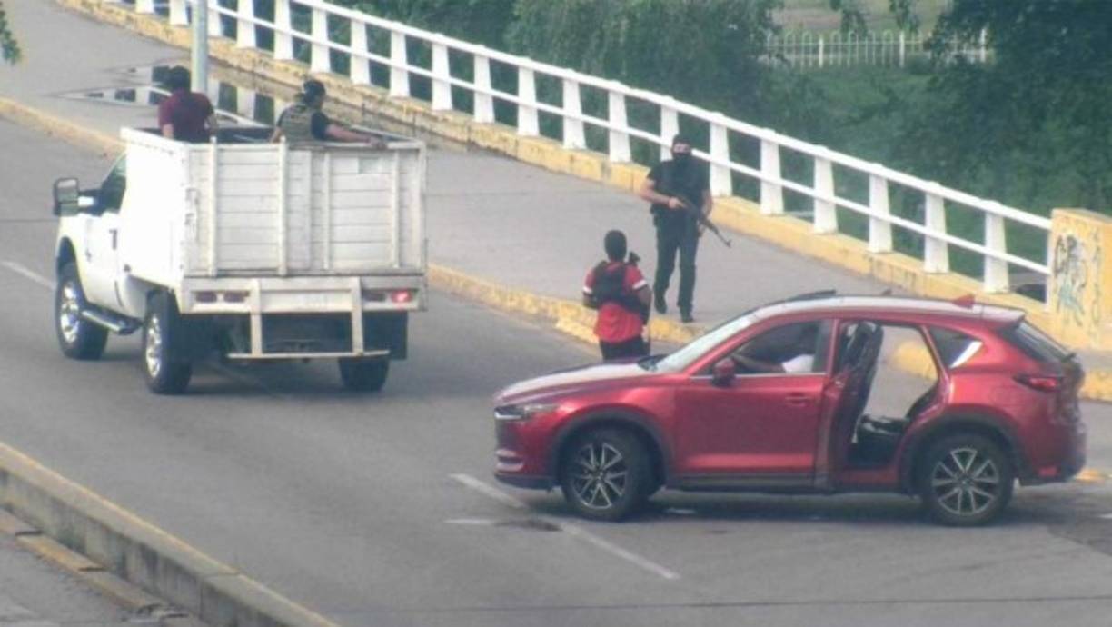 Según el New York Times, el hijo mayor del Chapo, Iván Archivaldo Guzmán, también fue detenido por las autoridades mexicanas, sin embargo se liberó rápidamente gracias a la intervención de sus guardaespaldas y acudió al rescate de su hermano menor convocando al ejército del cártel de su padre.