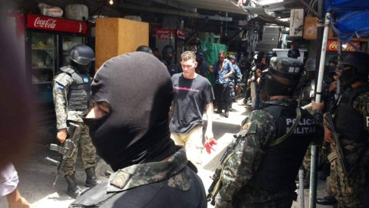 Un arma de fuego, teléfonos celulares, dinero, machetes, destornillares, un router y controles remoto en el Centro Penal de San Pedro Sula después que los reclusos se amotinaran durante la madrugada tras un apagó de energía eléctrica.