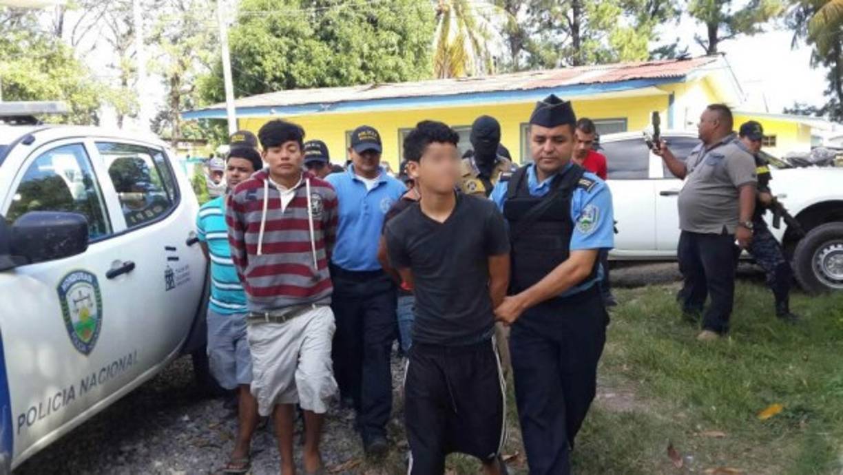 Los capturados serán acusados de tenencia ilegal de armas y tráfico de drogas.