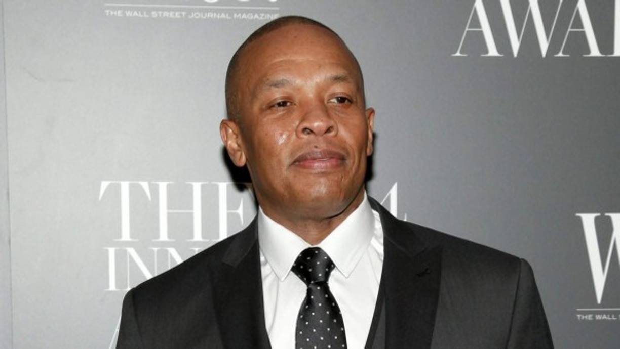 Dr. Dre ha sido conocido mundialmente por su carrera musical y por ser una de las personas que llevó al rapero Eminem a la fama. En 2008 fundó la empresa de audífonos Beats Electronics, que Apple compró en 2014 por 3.000 mil millones de dólares.<br/>