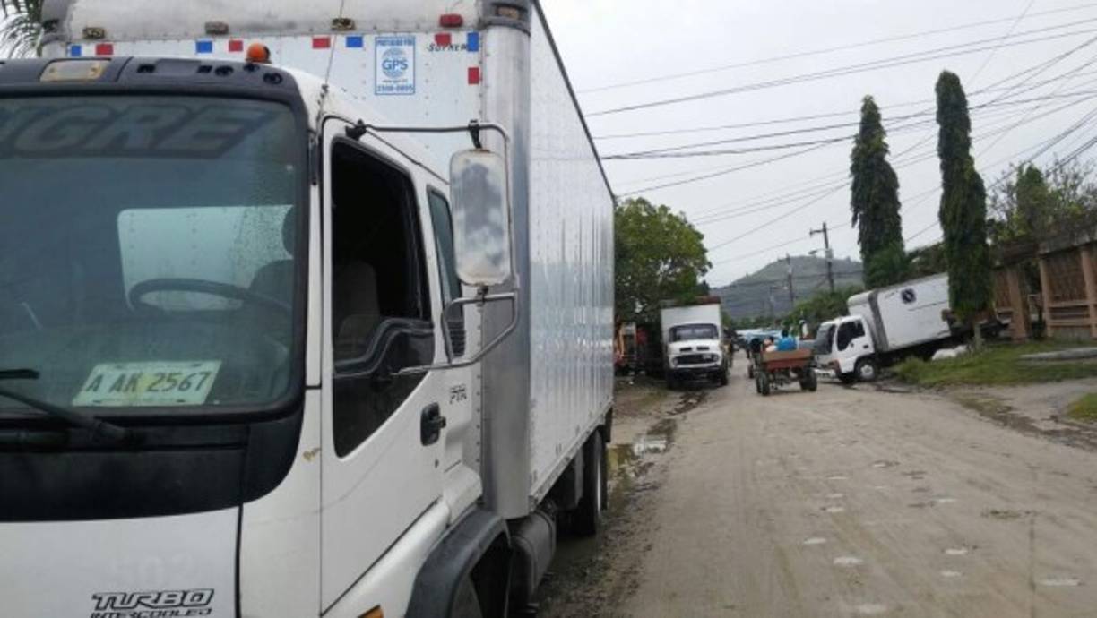 Varios camiones de mudanzas fueron contratados por los vecinos que quieren evitar una tragedia.