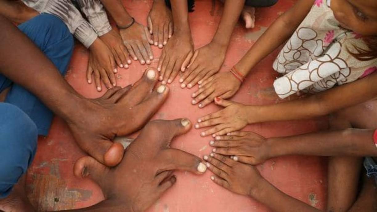 Debido a lo remoto que queda su aldea y a la falta de recursos económicos,la familia de Tarik no puede llevarlo a la ciudad para que reciba un diagnóstico. Fuente e imagen: Infobae