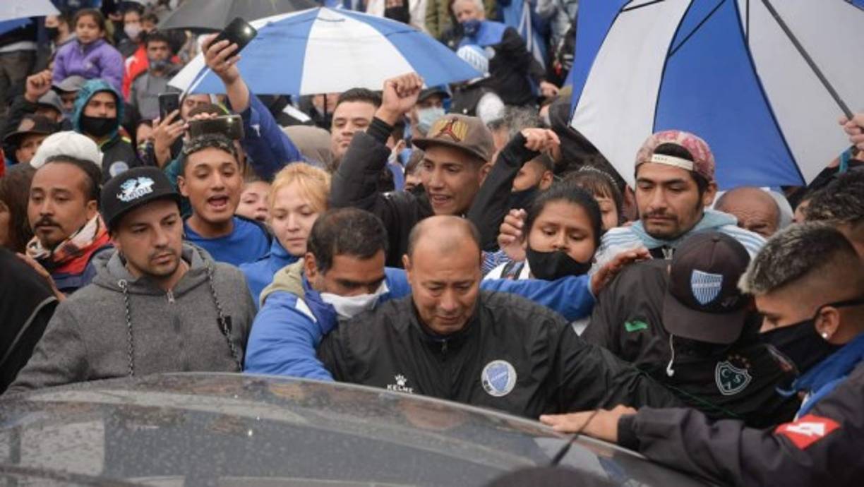 La Justicia de Argentina aún investiga si se trató de un suicidio; versiones indican que el futbolista tenía conflictos con su pareja, una oficial de policía de Mendoza.