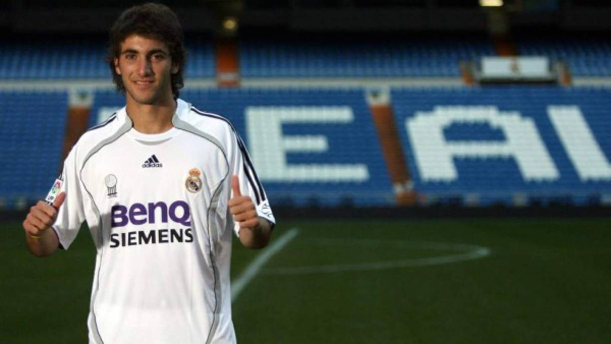 Escala Madrid: el delantero, juvenil en ese entonces, arribó a Chamartín por 12 millones de euros. Era la esperanza en ofensiva de los Blancos, aunque en esa posición estaban Raúl, Owen, Cassano y Ronaldo.