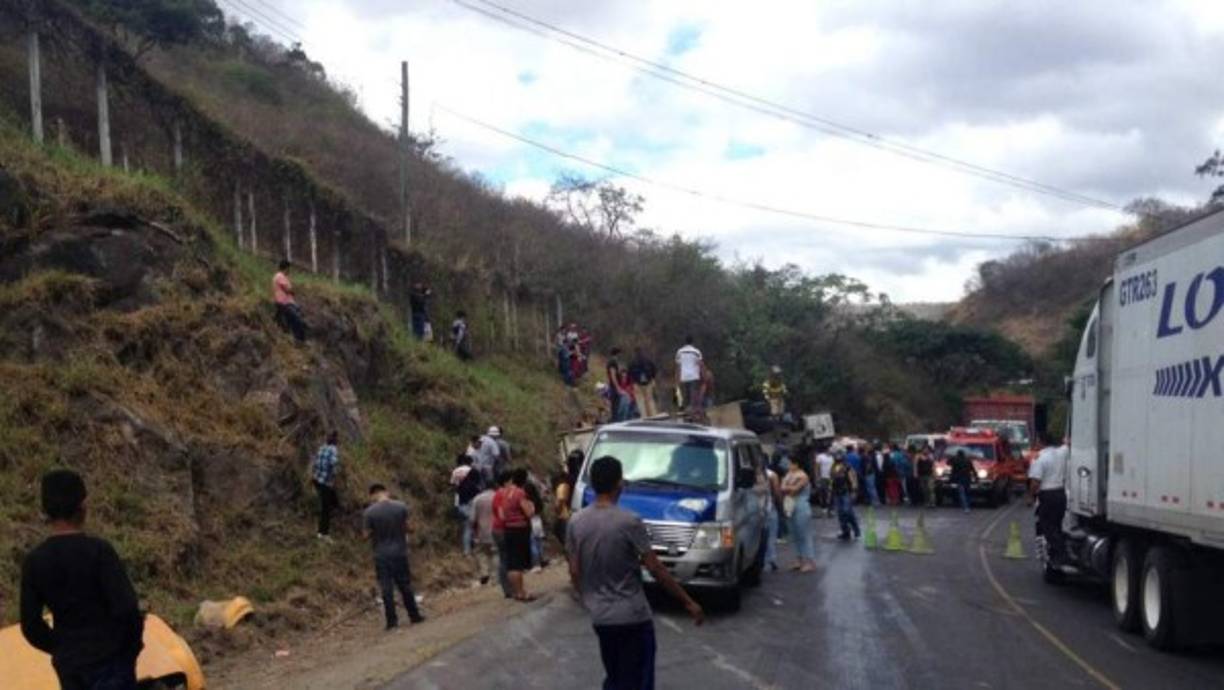Las primeras investigaciones señalan que la rastra se quedó sin frenos. El conductor está detenido para determinar si conducía bajo el efecto del alcohol.