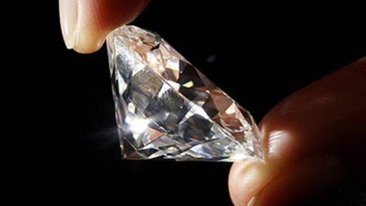 Chloe Diamond. Adquirido por 11,1 millones de euros en una subasta realizada por Sotheby’s en Ginebra (Suiza) en 2007.<br/><br/>La pieza es un diamante blanco de talla brillante de 84,4 quilates y es uno de los diamantes cortados en talla brillante más grandes del mundo.