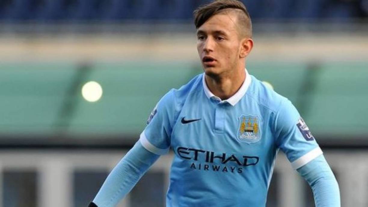 Bersant Celina, una de las perlas del Manchester City que no tiene espacio esta temporada, jugará cedido en el Twente holandés durante este año.