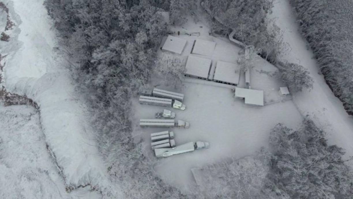 Una vista aérea muestra comunidades soterradas por la ceniza.