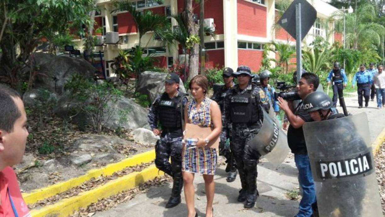 Una juez llegó hasta la Unah-vs para ejecutar la orden de desalojo de los estudiantes.