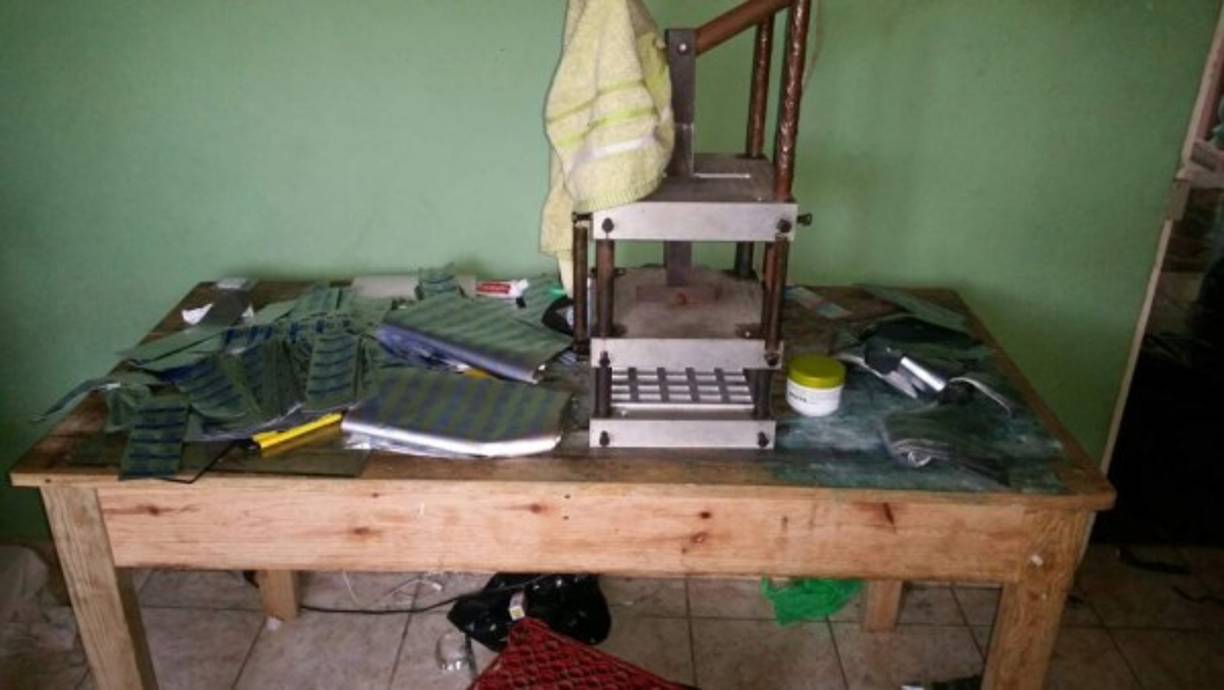 En el marco de la ejecución de la Tormenta de Fuego X, las autoridades allanaron un a vivienda en Talanga donde encontraron varios artefactos para la fabricación y empaque de medicamentos.