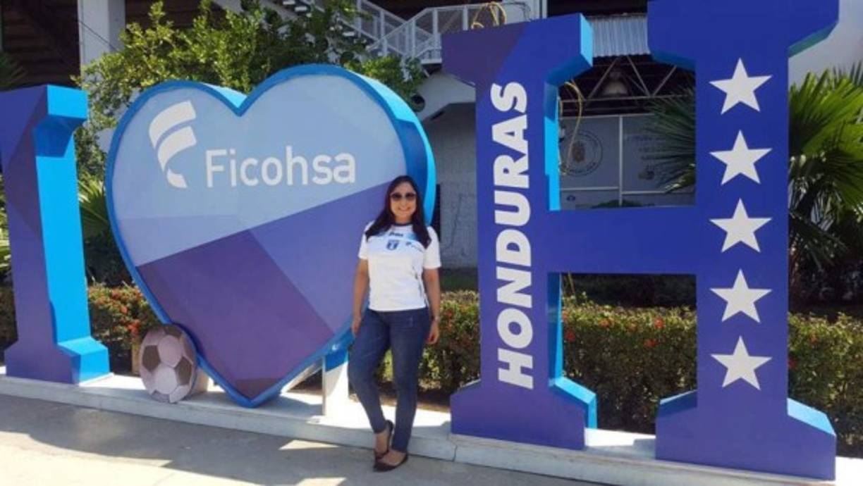 La bella Comunicadora Social, Sofía Sierra, no faltó a la cita en el estadio Olímpico.