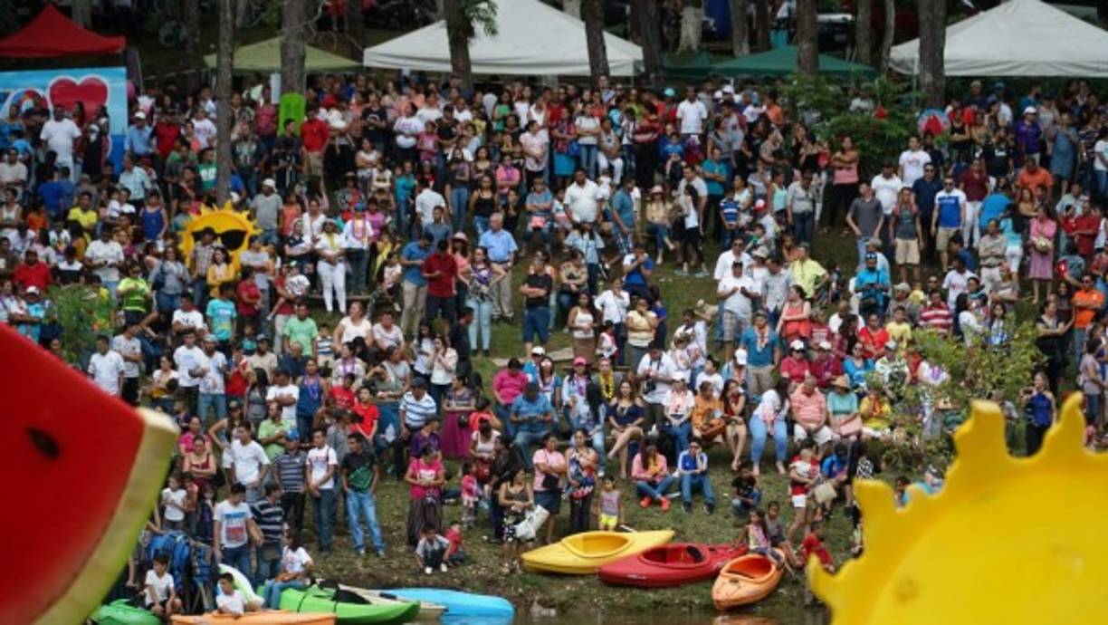 La asociación de kayaks de Los Naranjos aprovechó el evento para promover este deporte, uno de los que más turistas atrae al Lago de Yojoa.