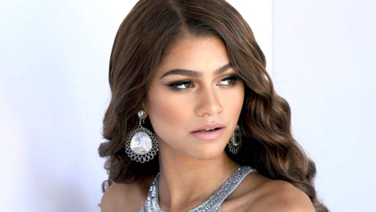 Cuál fue la sorpresa del público cuando Zendaya apareció en el estreno como la excéntrica Michelle. ¡Qué cambio de look tan inesperado!