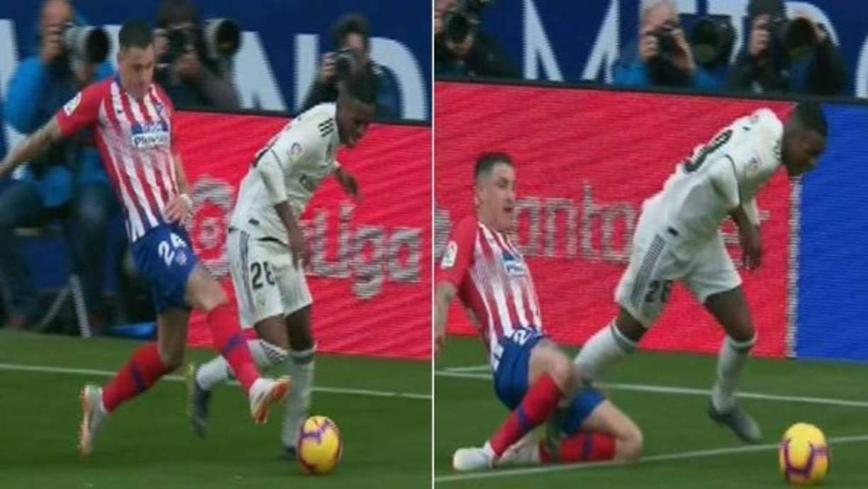 Y la polémica arbitral en el derbi comenzó al minuto 42 de la primera parte. El central decretó falta penal luego de que Vinicius fue derribado por el central Giménez del Atlético. En el club colchonero reclamaron que la falta fue fuera del área.