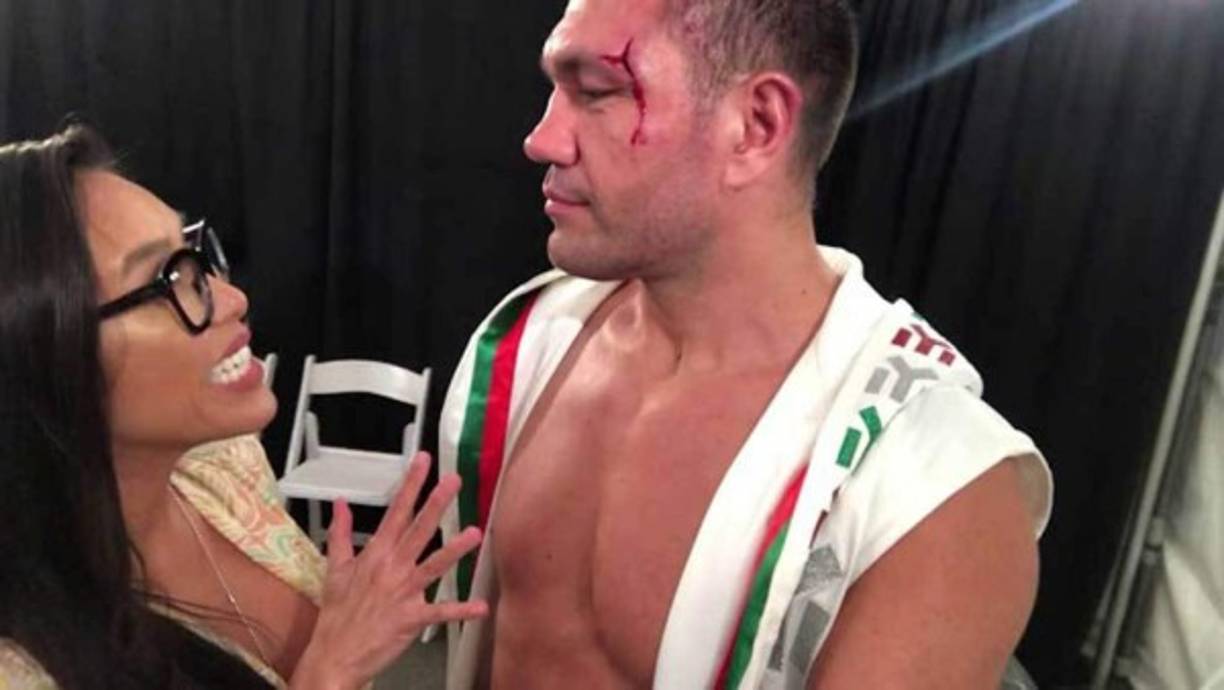 Jennifer Sushe estaba entrevistando a Kubrat Pulev luego de su combate en Estados Unidos cuando el boxeador se abanlazó sobre ella para darle el beso en la baco.