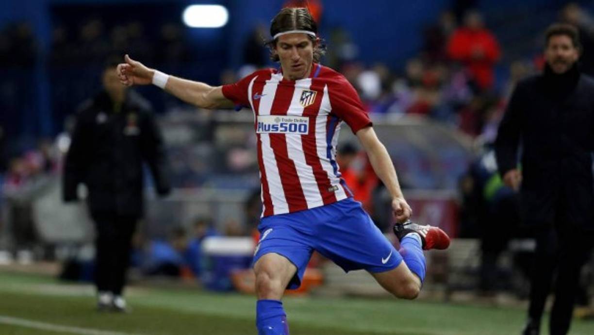 La Juventus se planteaba el fichaje de una joven promesa que fuese progresando con el tiempo en el club. Pero visto el rendimiento inmediato de Dani Alves, prefieren optar por incorporar a un talento curtido en batallas y que sea un habitual de la UEFA Champions League, siendo el nombre de Filipe Luis el más sonado. Esto debido a que Alex Sandro es pretendido por el Manchester City.