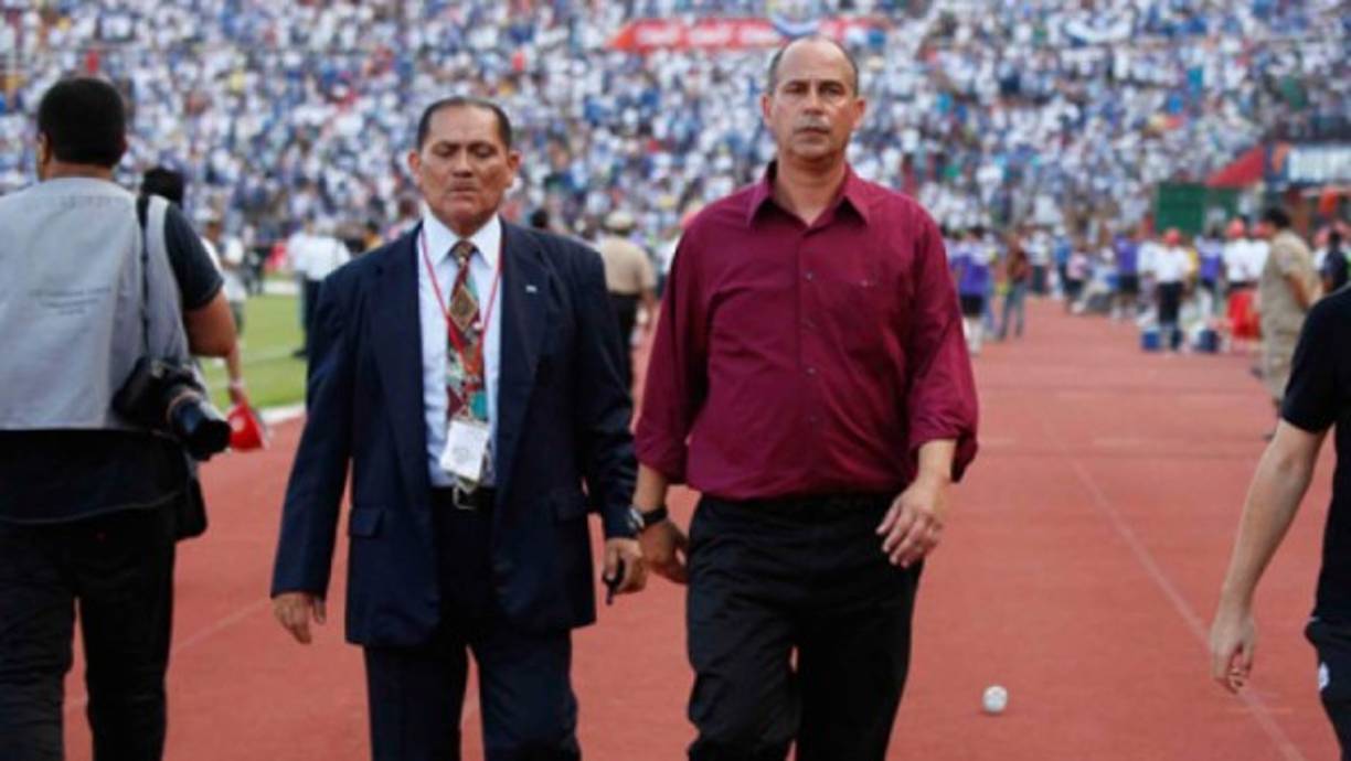 El triniteco dirigiendo a Canadá cayó 8-1 ante Honduras el 16 de octubre de 2012 y quedó eliminado para el Mundial de Brasil 2014.