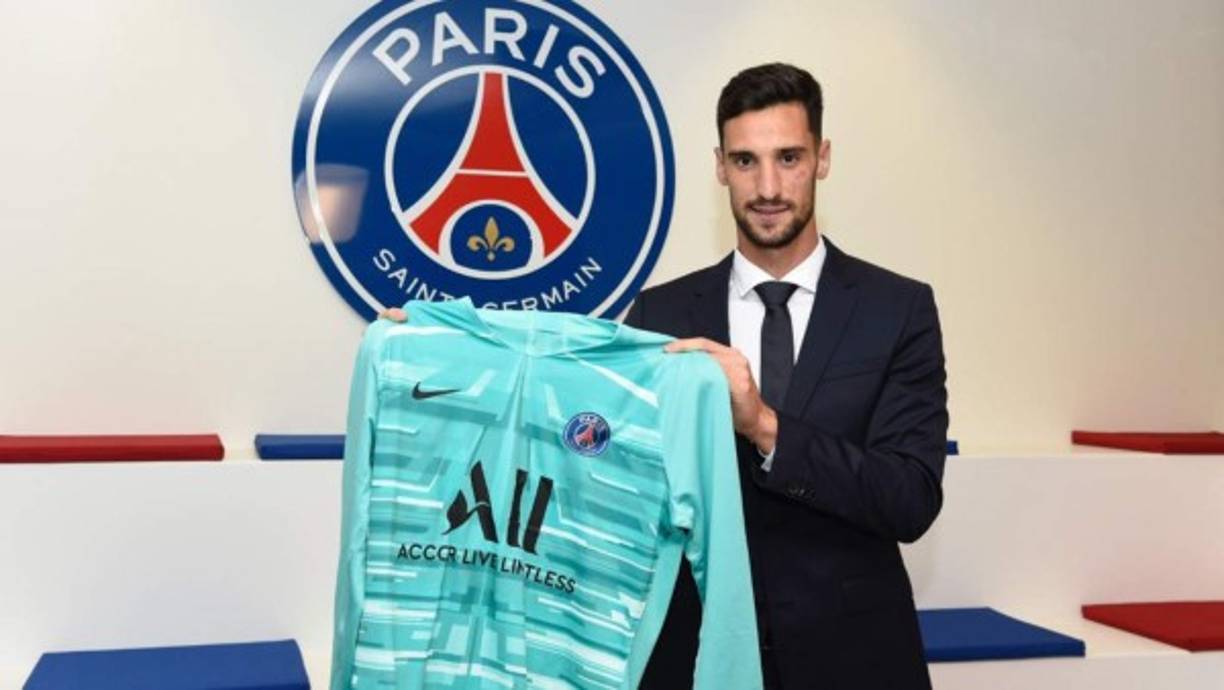 El portero español Sergio Rico firmó por un año con el Paris Saint Germain, el acuerdo se ha cerrado en una cesión con opción a compra. El arquero llega procedente del Sevilla. Será el reemplazo de Alphonse Areola, quien se iría al Real Madrid.
