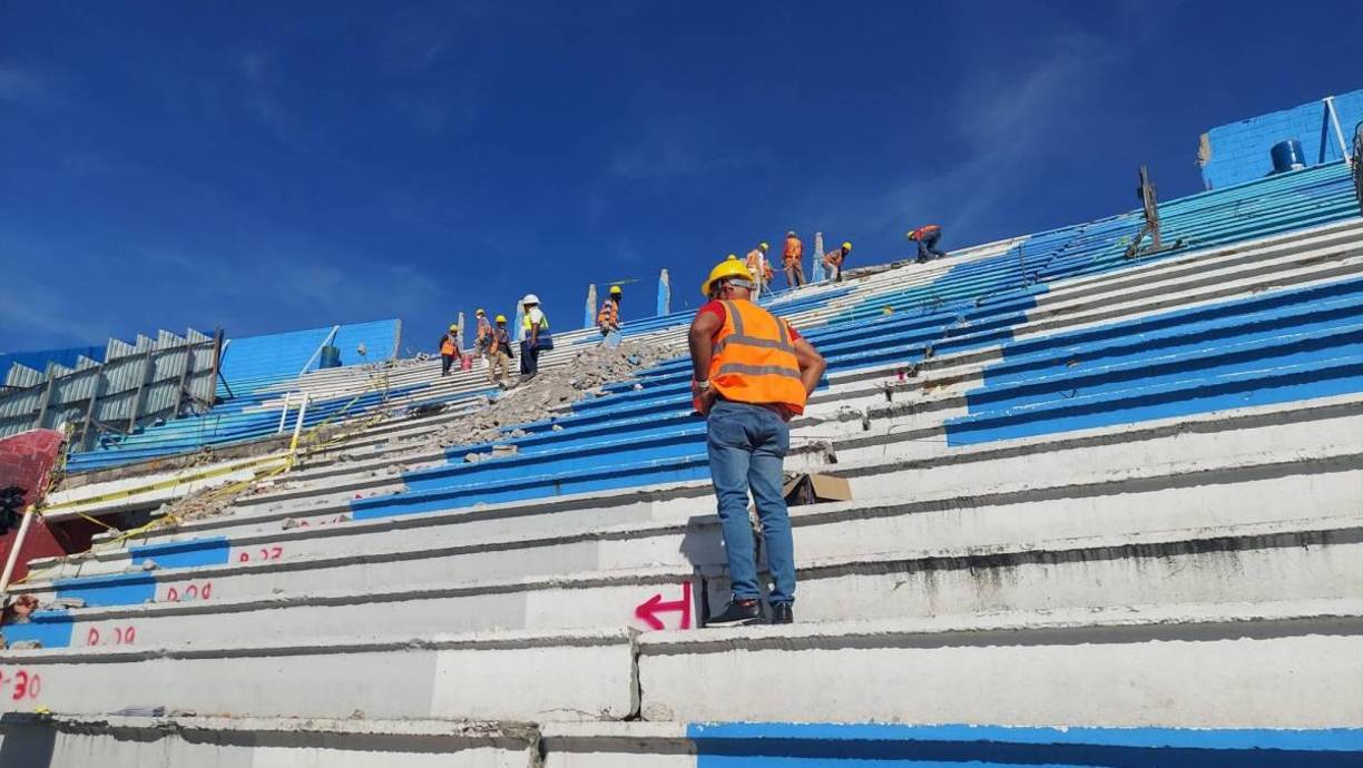 Entre los portones 9 y 11 están ubicadas las columnas afectadas del estadio Nacional Chelato Uclés. Los trabajos ya están en marcha.