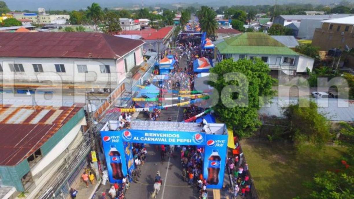 Una toma aérea con el Dron de LA PRENSA de la avenida San Isidro donde participan al menos 35 carrozas y comparsas en el tradicional desfile de los ceibeños.