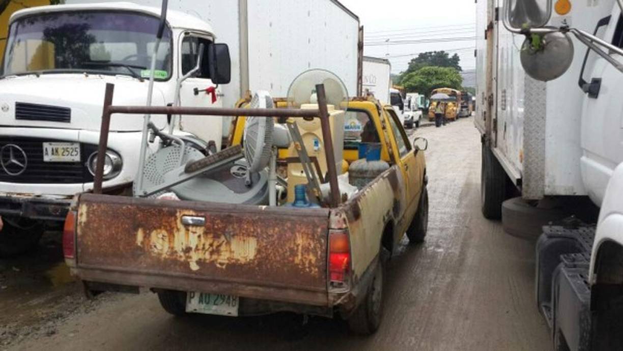 Al encontrarse con la advertencia unos sacan lo que pueden y se lo llevan en sus propios vehículos