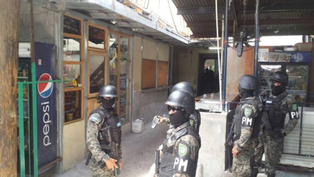 Un arma de fuego, teléfonos celulares, dinero, machetes, destornillares, un router y controles remoto en el Centro Penal de San Pedro Sula después que los reclusos se amotinaran durante la madrugada tras un apagó de energía eléctrica.