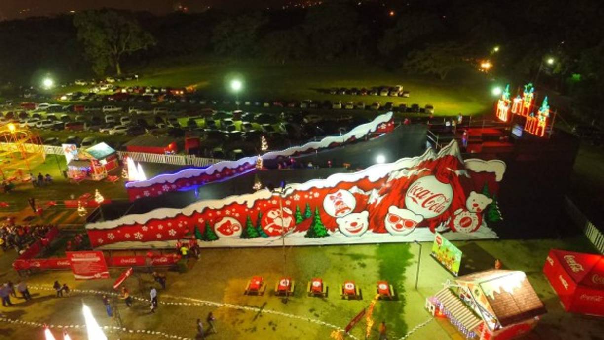 Hay un mundo de diversión en la Gran Villa Coca Cola. Diviértase con su familia dando un paseo lleno de color y alegría.