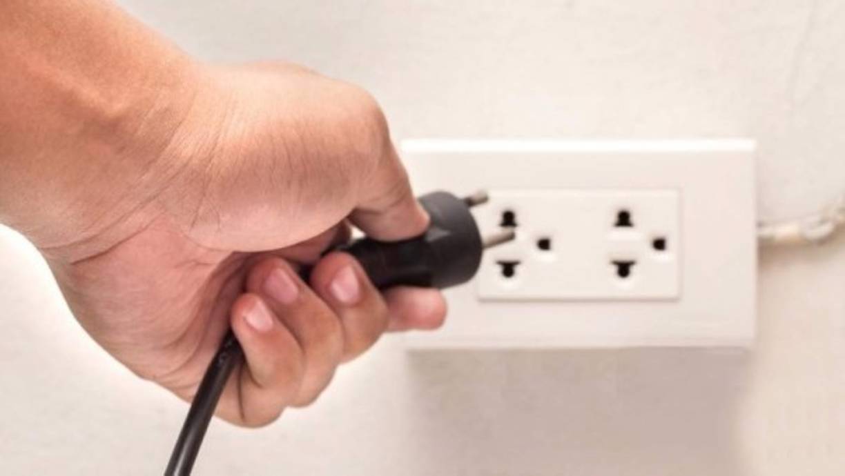8. Evite tocar aparatos eléctricos con las manos mojadas o los pies descalzos.