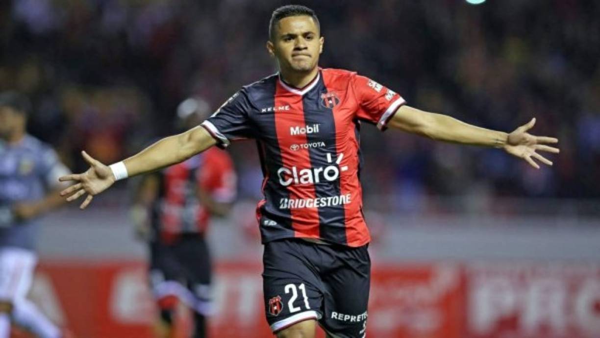 Roger Rojas se refirió a las posibilidades de salir del Alajuelense de Costa Rica a otro equipo, el futbolista hondureño está al pendiente de ofertas y así escucharlas: “Esperemos regresar y hacerlo de la mejor manera, con eso de la cláusula ya está arreglado y esperemos ver en el transcurso de este mes y el siguiente si hay oportunidades, escucharlas y que la decisión la tome Dios y que sea lo mejor para mí”. Suena para llegar a la MLS.