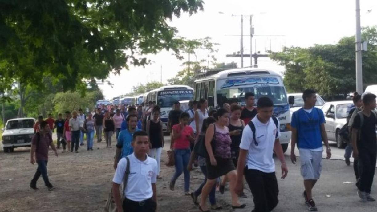 El paro de transporte de esta mañana, que se mantuvo por varias horas, causó un enorme caos vehicular y miles de personas tuvieron que caminar hacia sus trabajos.<br/><br/>Por fortuna, el paro finalizó y el tráfico ya está libre, y el servicio se está prestando nuevamente.<br/><br/>Los pasajeros que venían en buses desde El Progreso, Yoro, Tela y otras ciudades hacia San Pedro Sula, fueron bajados de sus unidades en la ciudad de La Lima, debido al paro de transporte.
