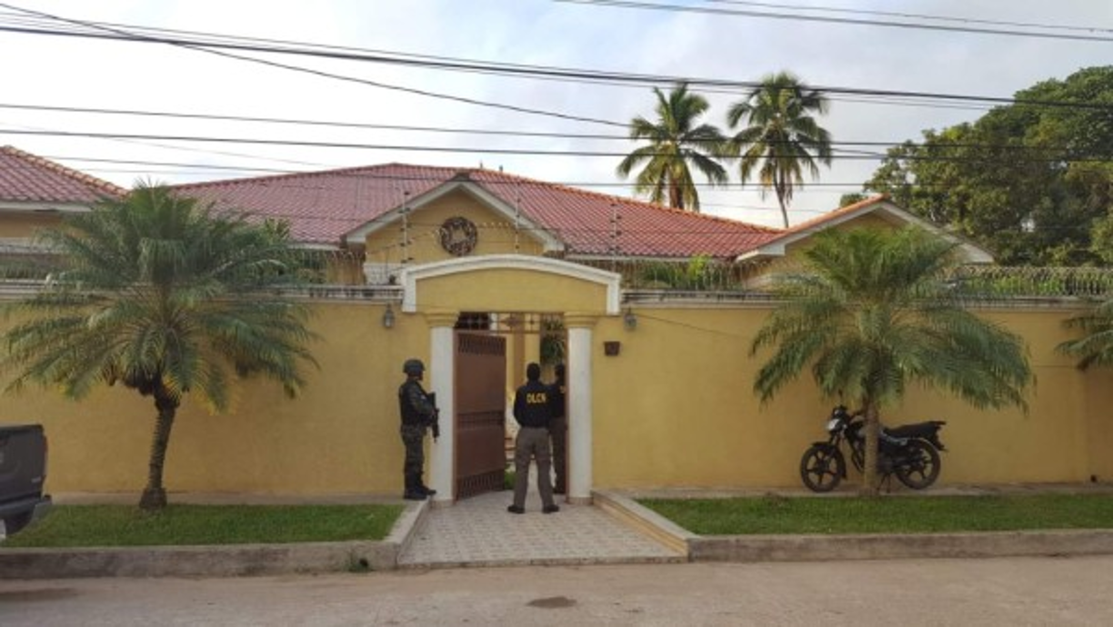 A las personas investigadas se les relaciona con el tráfico de drogas, que sería la fuente de financiamiento de los negocios allanados, extremo que deberán demostrar las autoridades de investigación.