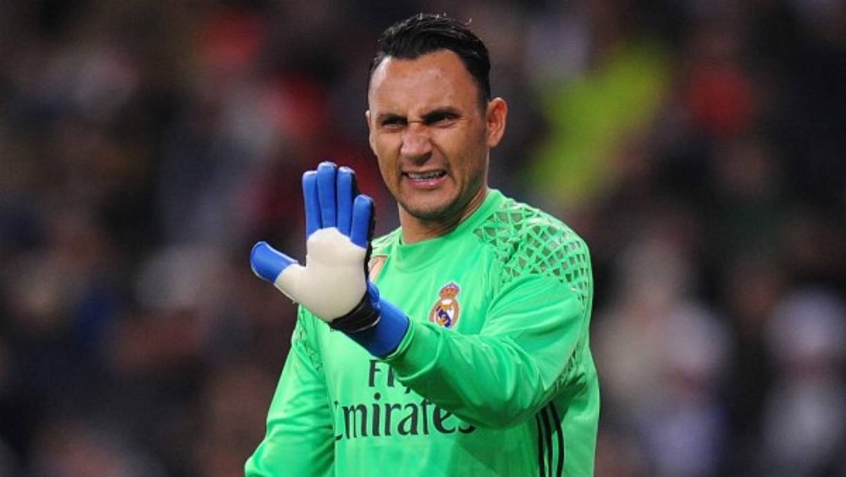 Keylor Navas seguirá defendiendo la portería del Real Madrid la próxima temporada. Así lo informan medios españoles, que destacan una reunión que han mantenido Zinedine Zidane y Florentino Pérez para decidir las altas y las bajas de la plantilla. El portero tico continuará en el club por expresa decisión del técnico francés
