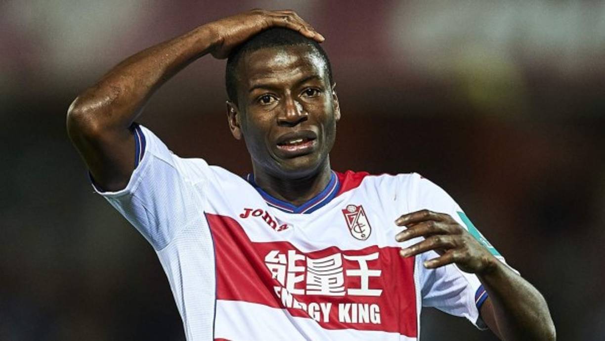 Adrián Ramos, que llegó en invierno al Granada, cedido por el Borussia Dortmund, pasará el 30 de junio a ser propiedad del Chongquing Lifan chino tras el pago de 10 millones de euros, tal y como se estipuló en el contrato de préstamo con el conjunto alemán. Sin embargo, la firme intención del conjunto nazarí es poder contar con los servicios del goleador cafetero el próximo curso, escenario que agrada a Ramos.