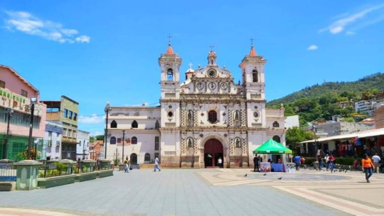 Así lucía la iglesia antes de ser pintada con la bandera del orgullo gay.<br/><br/><br/>La Iglesia de Santa María de Los Dolores de la ciudad de Tegucigalpa, capital del país, es considerada de las más antiguas de Honduras y está dedicada a la virgen Santa María. Fue inaugura como ermita en 1578 y como iglesia (como está en la actualidad) se empezó a construir en 1732 terminándose en 1817 (más ochenta años de construcción).