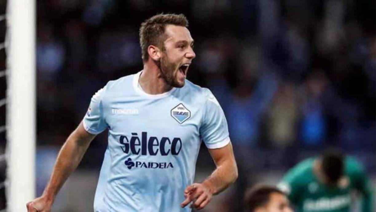 Según publica la Gazzetta dello Sport, el defensa holandés de la Lazio, Stefan de Vrij, firmará por el Inter de Milán para los próximos cuatro años a razón de 4,2 millones de euros netos por temporada más bonus. Foto AFP