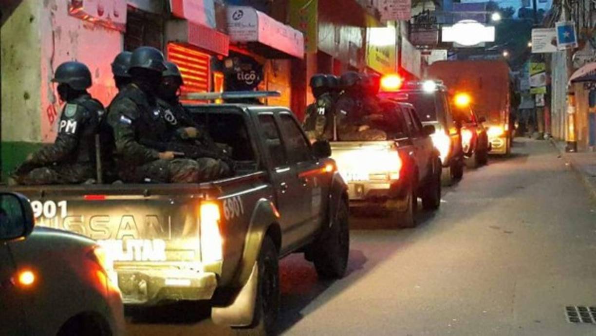 Los reclusos fueron subidos en buses custodiados por las fuerzas especiales para ser llevados a la cárcel de la Tolva (Pozo II) en Morocelí.