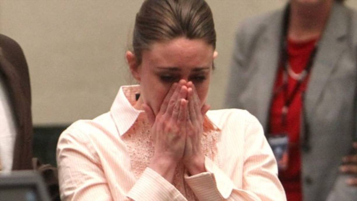 La defensa sostuvo que la infante se ahogó accidentalmente en la piscina familiar. Agregó que cuando Anthony se alarmó, su padre, ex policía, decidió hacer que pareciera un asesinato, colocó la cinta adhesiva en la boca de la niña y arrojó el cadáver en un bosque. La fiscalía consideró absurda la explicación.