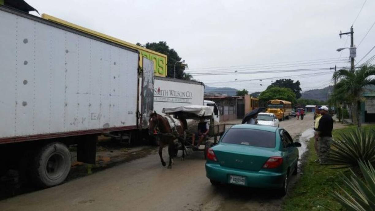 Muchos se mostraron nerviosos y algunas amas de casa lloraban al momento de montar sus pertenencias a los camiones de mudanzas.