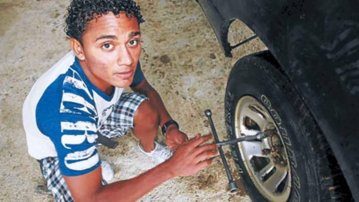 Ever Alvarado: El jugador del Olimpia trabajó como llantero.