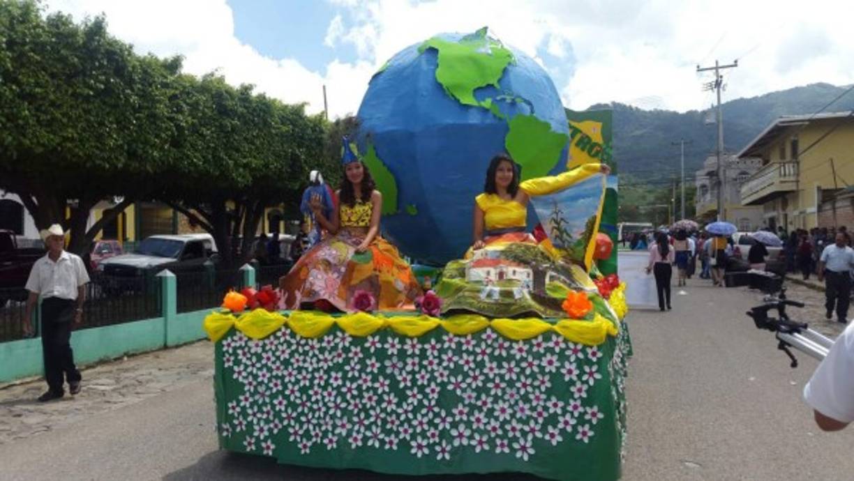 Ocotepeque: Hermosas jóvenes, con trajes pintados a mano en un entorno que hace referencia al respeto por el medio ambiente.