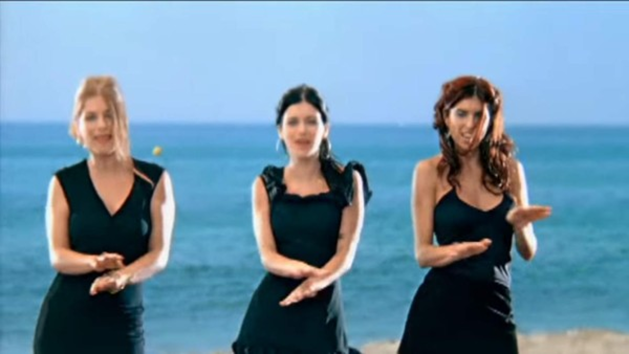El one hit wonder de Las Ketchup, 'Aserejé', hizo bailar al mundo allá por el 2002, y mientras algunos la disfrutaban otros deseaban entender la jerigonza que conformaba el estribillo de esta pegajosa canción.