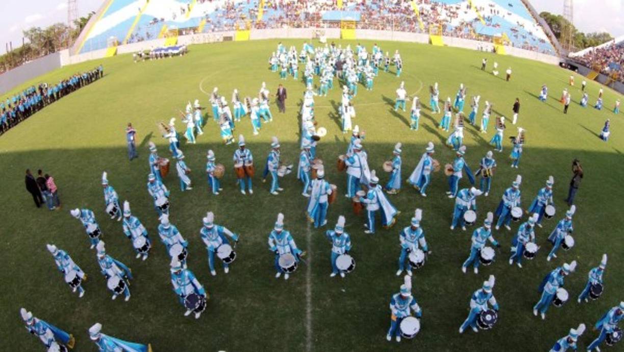 La banda del JTR en pleno show en el estadio Morazán.