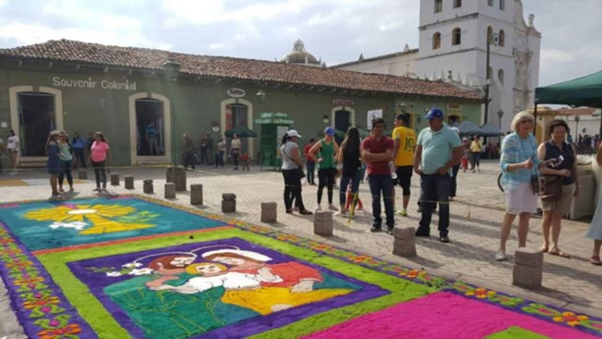 También participan en la elaboración de las alfombras, algunas instituciones públicas, privadas, colegios y movimientos religiosos.<br/>