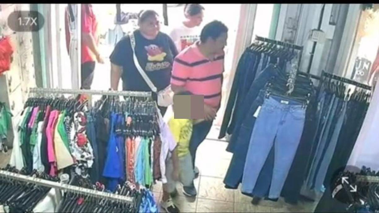 Luego llegan otras dos personas con un niño. “Creo que él es el papá y ella la mamá”, dice.