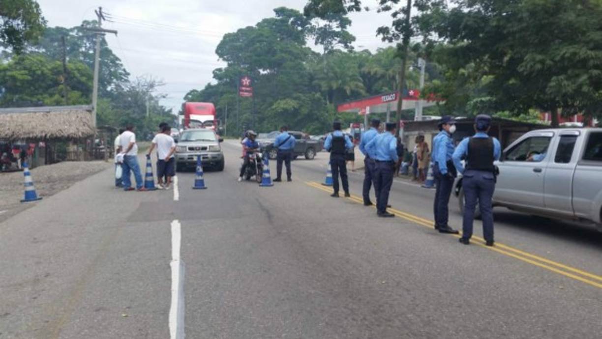 Desde el lunes, el gobierno de Honduras suspendió las garantías constitucionales por siete días 'para contener el avance del coronavirus', una medida que limita la movilización de las personas y suspendió las actividades laborales en los sectores público y privado. Sin embargo, muchos no han acatado la medida. En la Ceiba la Policía instaló operativos para evitar el transito de personas y las actividades en comercios.