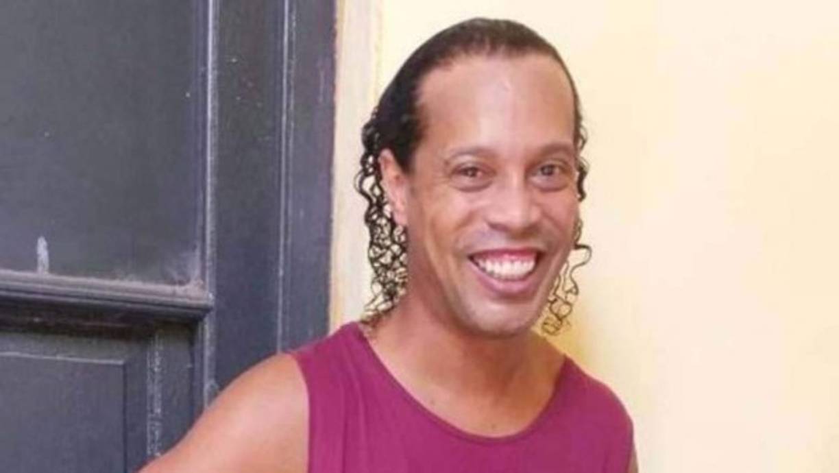 Carlos Gamarra contó que Ronaldinho es respetado en la cárcel: 'Él está bien, firmando autógrafos a todos los chicos. Estuve en una sala conversando con él. Ayer fue día de visita y hubo mucha gente”, confesó.